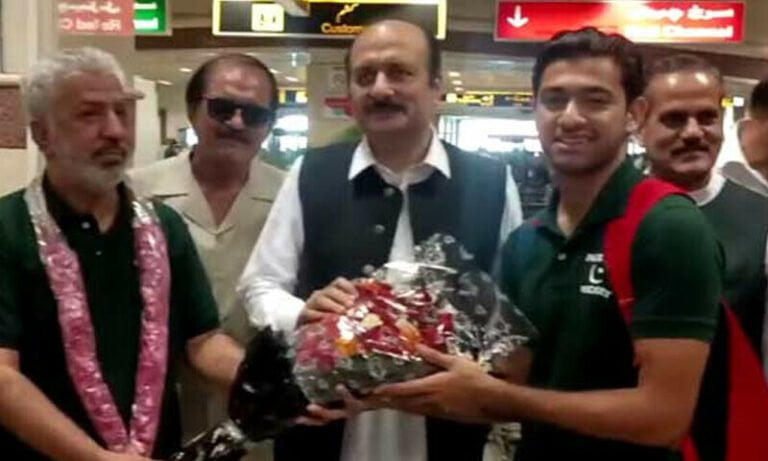 پاکستان ہاکی ٹیم وطن واپس پہنچ گئی، لاہور ائیرپورٹ پر شاندار استقبال - Sports