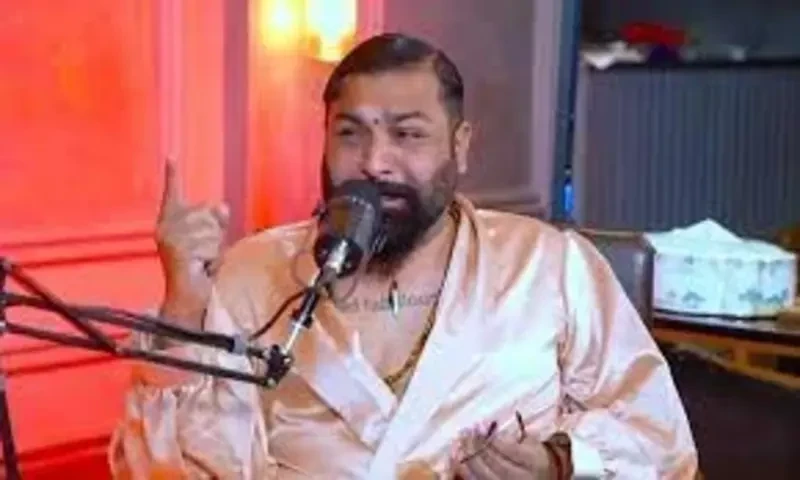 کون سا مشہور پاکستانی ڈیزائنر رفع حاجت سے پہلے تاج، کوٹ اور زیور پہنتا ہے ویڈیو وائرل - Life & Style